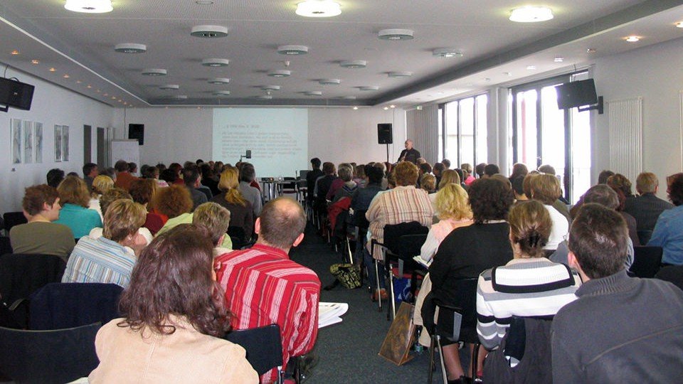 Konzentriert verfolgen die Teilnehmerinnen und Teilnehmer des 6. Symposiums die betreuungsrechtlichen Ausführungen von Rechtsanwalt Hubert Klein.