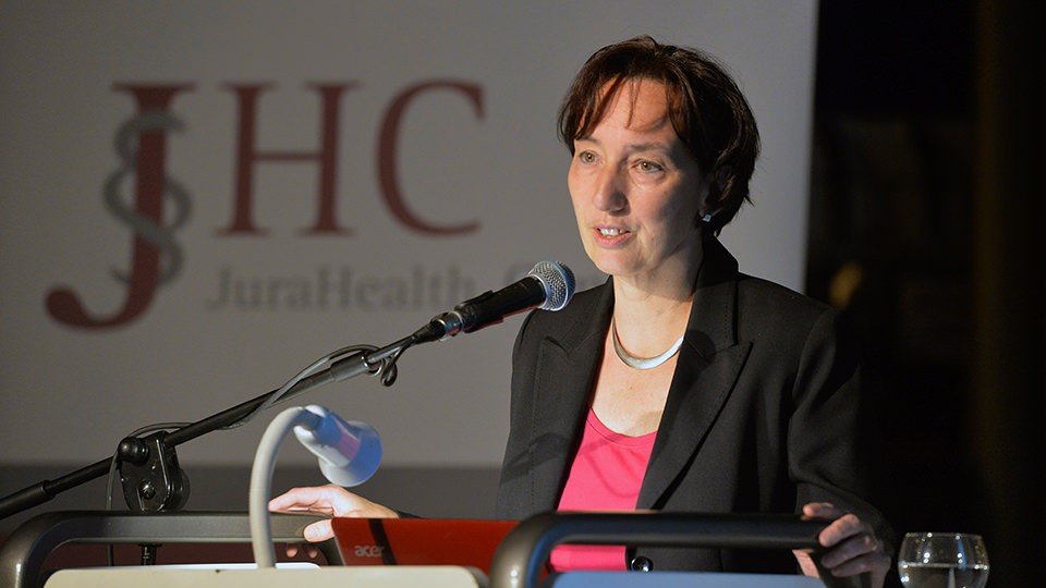Prof. Dr. Andrea Schiff von der KatHO NRW und Mitglied der Arbeitsgruppe zur Entwicklung des Expertenstandards "Erhaltung und Förderung der Mobilität", führt in die wissenschaftliche Betrachtung des Standards ein.
