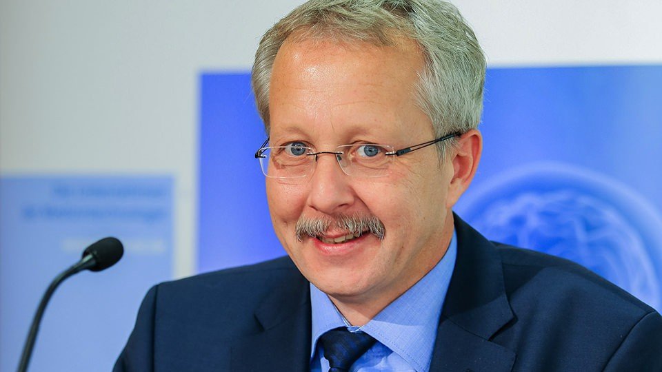 Dr. Jörn Bremer.