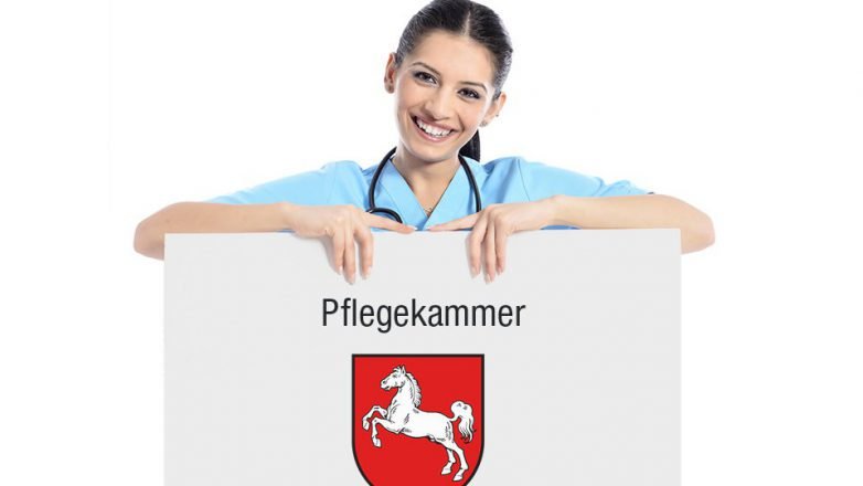 Pflegekraft mit Schild, Pflegekammer Niedersachsen