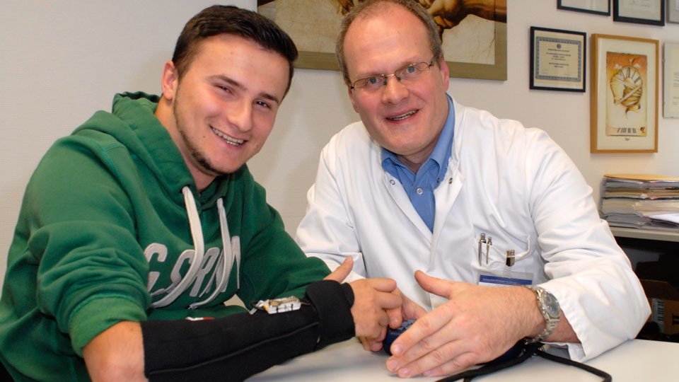 Dr. Rüdiger Rupp, Klinik für Paraplegiologie des Universitätsklinikums Heidelberg, (rechts im Bild) mit Neuroprothesennutzer Sasa Blagojevic.