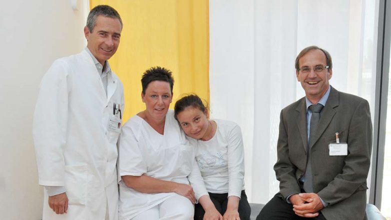 Marcus Lehnhardt und Kollegen zusammen mit der jungen Patientin