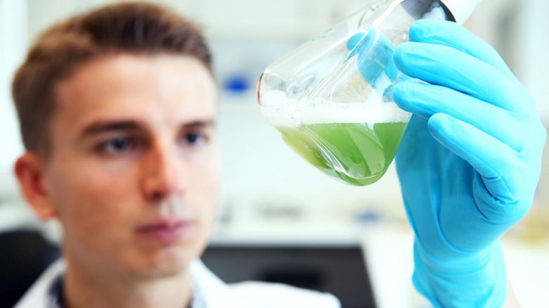 Labortechniker mit Erregerlösung