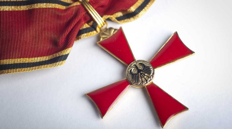 Bundes­ver­dienst­kreuz für Ruth Schröck