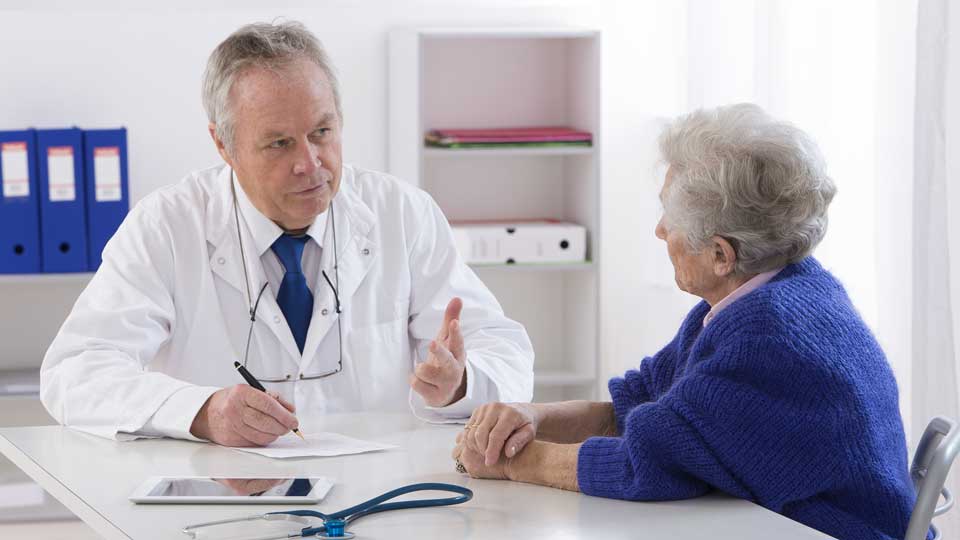 Patientin bei der Behandlungsaufklärung