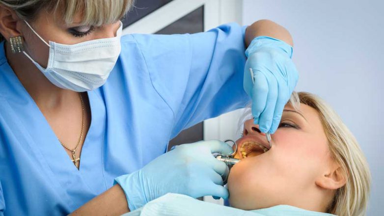 Ein Zahnarzt sieht wegen des Vorwurfs eines angeblichen Behandlungsfehlers seitens der Krankenversicherung seine Reputation gefährdet und klagt.