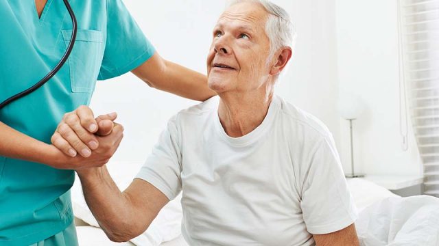 Was tun gegen Rücken­pro­bleme im Pflege­all­tag?