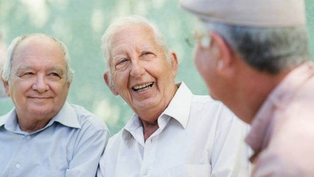 Neuer Mitbe­woh­ner für Senio­ren: praktisch, eine echte Hilfe und nicht zu niedlich
