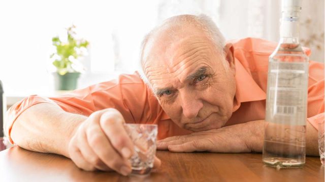 Rausch im Alter – der Umgang mit Alkohol im Pflege­heim