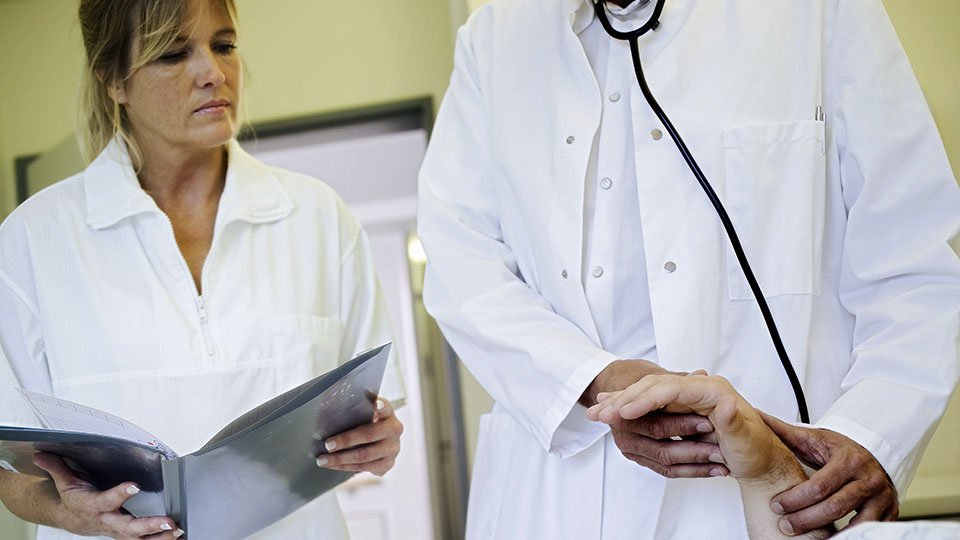 Die hygienisch fehlerhafte Aufbereitung von Altenheim- und Krankenhauswäsche kann haftungsrechtliche Konsequenzen nach sich ziehen.
