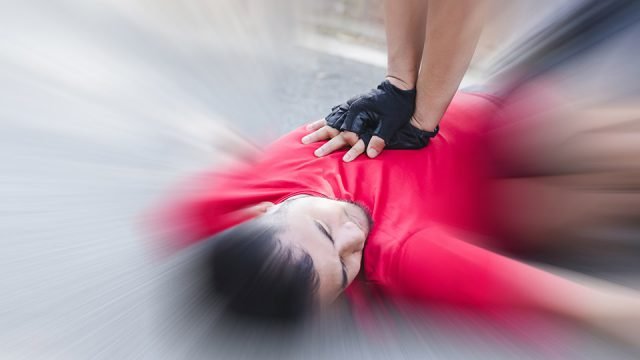 Herzdruck­mas­sage ist wichti­ger als Beatmung