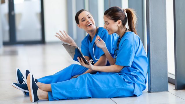 Erfolg­rei­che Maßnah­men zur Mitar­bei­ter­zu­frie­den­heit in der Gesund­heits­wirt­schaft