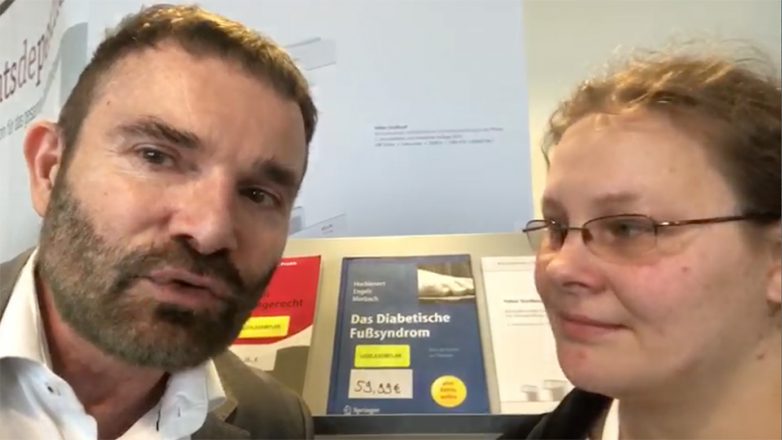 Der Gesundheitsrechtexperte Prof. Dr. Volker Großkopf beantwortet die Frage einer Teilnehmerin zum Thema Ernährungszufuhr eines Patienten..