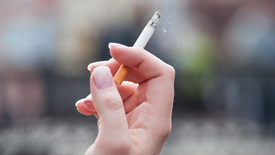Eine häufig vorkommende Streitfrage: Werden Raucherpausen vergütet oder dürfen sie vom Gehalt abgezogen werden?
