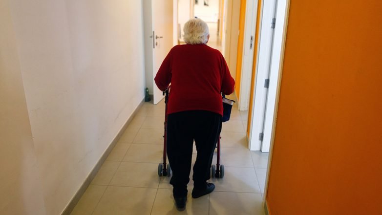 Ein Bewohner eines Seniorenheims entflieht nachts unbemerkt. Die Notrufsignale erfolgt keine Reaktion. Ist eine Kündigung des Nachtdienstmitarbeiters gerechtfertig?