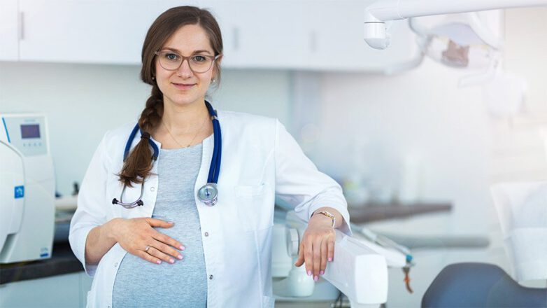 Als schwangere Pflegekraft dürfen körperliche Arbeiten nicht mehr ausgeführt werden.