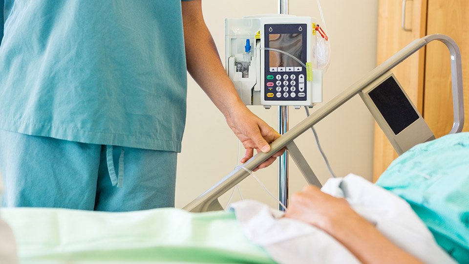 Aufgrund des täglichen, nahen Patientenkontakts besteht immer die Gefahr, dass sich gefährliche Keime an die Berufskleidung haften. Der Wechselrhythmus der Berfuskleidung sollte daher unbedingt einhalten werden.