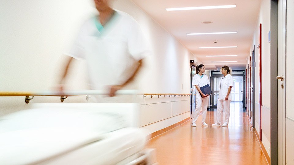 Pflegekräfte in typischer Arbeitskleidung.