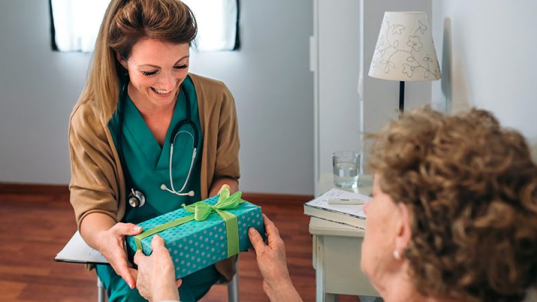 Dürfen Pflegekräfte Geschenke von Patienten annehmen?