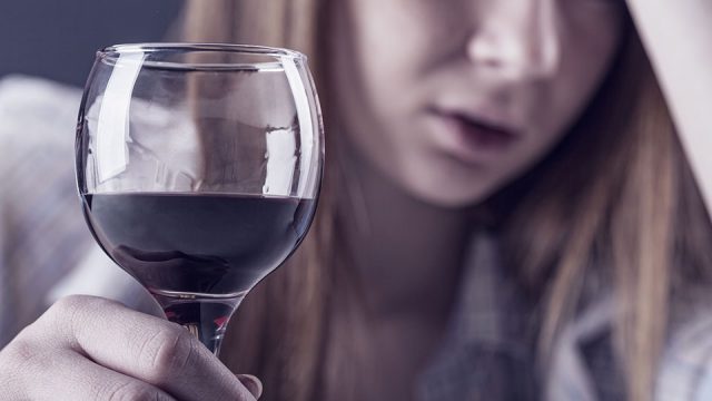 Dürfen Beschäf­tigte einem Alkohol­test unter­zo­gen werden?