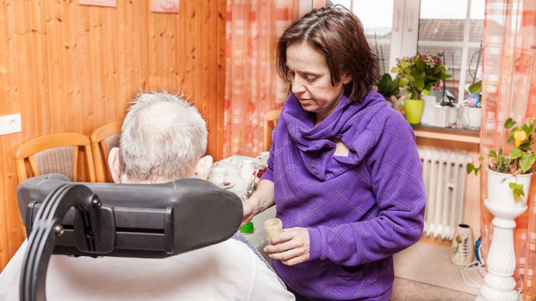 Kommt jemand in die Situation, einen nahen Angehörigen pflegen zu müssen, so erlaubt das Pflegezeitgesetz eine Freistellung von der Arbeit im Rahmen der kurzzeitigen Arbeitsverhinderung oder der Pflegezeit.