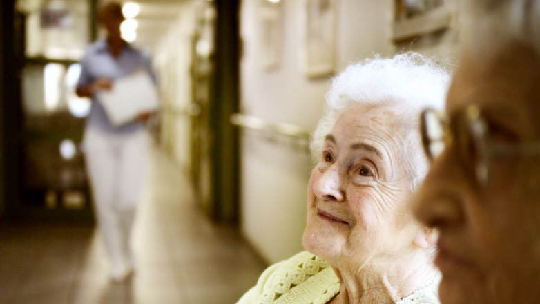 Insbesondere kontaminierte Dienstkleidung in Alten- und Pflegeheimen stellt ein gesundheitliches Risiko für Bewohner, Angehörige und Mitarbeiter dar. Eine professionelle, hygienische Aufbereitung der Berufskleidung gilt daher als unerlässlich.