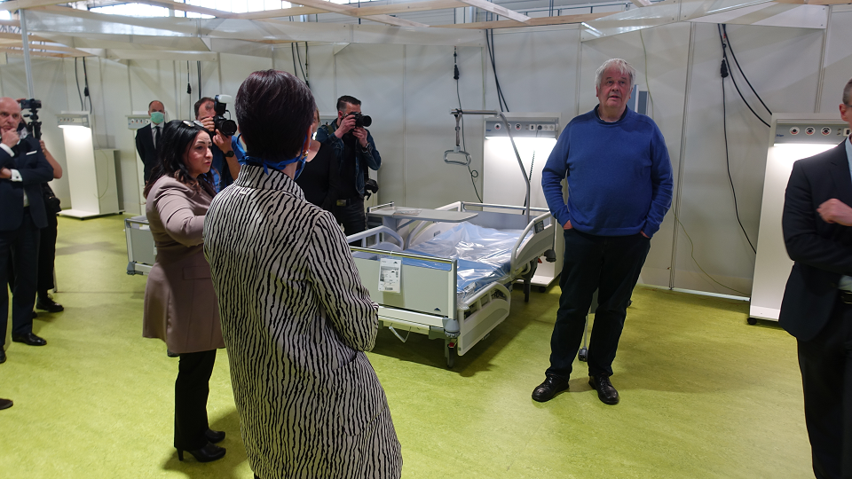 Die Berliner Gesundheitssenatorin Dilek Kalayci bei der Eröffnung des Corona-Behandlungszentrums Jafféstrasse auf dem Messegelände am Montag (11. Mai 2020).