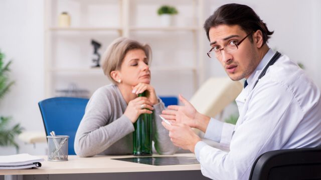 Alkoho­li­sier­ter Patient in der Sprech­stunde – was ist zu beach­ten?
