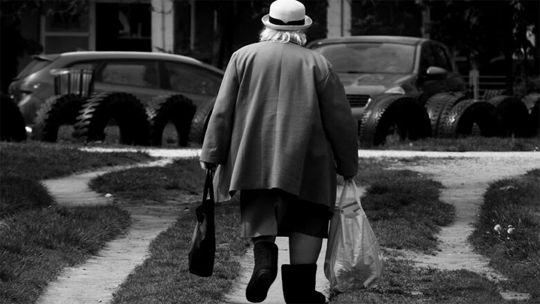 Eine ältere Dame macht sich auf den Weg. (Symbolfoto)