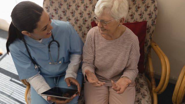 10.000 Tablets für hessi­sche Pflege­heime