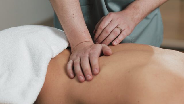 Eroti­sche Massa­gen zulas­ten der Grund­si­che­rung nicht beanspruch­bar