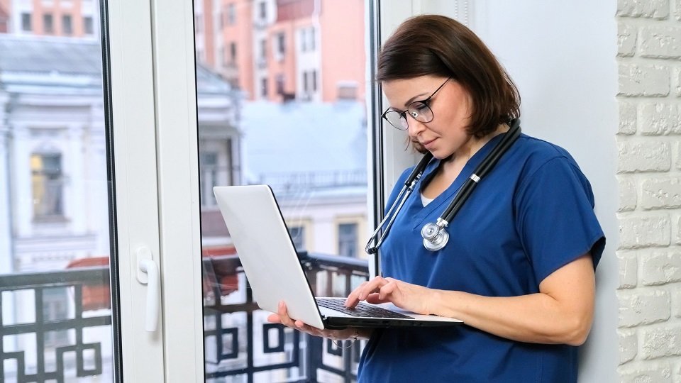 In einer aktuellen Online-Befragung unter den Mitgliedern der Pflegekammer Niedersachsen geht es um die Zukunft der Kammer. Unter anderem werden die Mitglieder befragt, ob sie sich eine beitragsfreie Kammer wünschen.