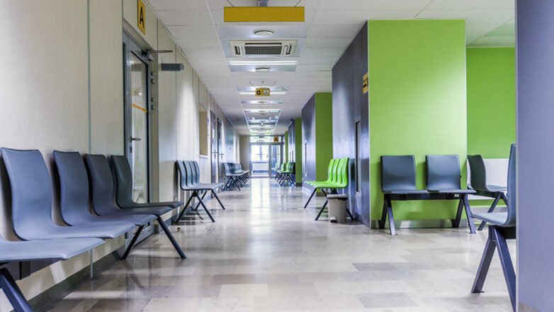 Wartebereich mit Sitzbankreihen in einem Krankenhaus. (Symbolbild)
