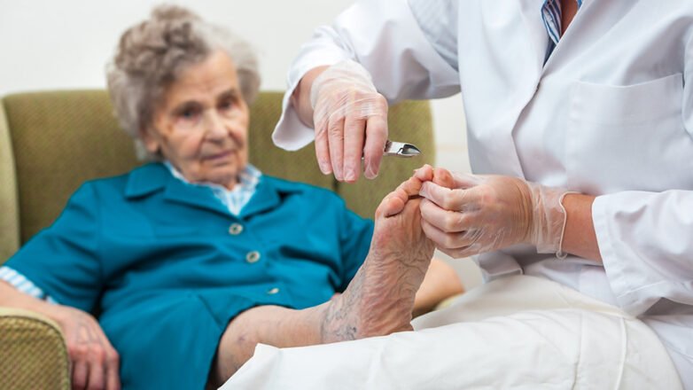 Müssen Pflege­kräfte die medizi­ni­sche Fußpflege überneh­men?