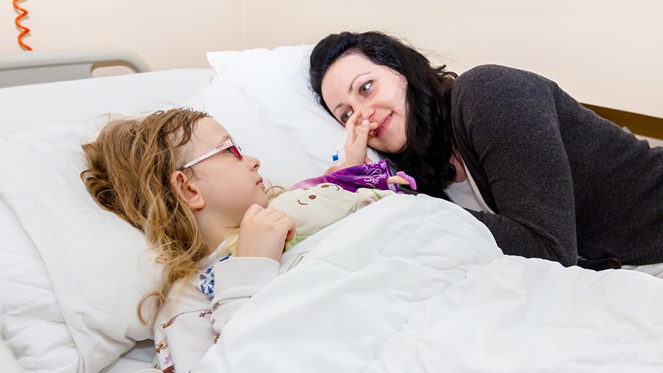 Mutter bei ihrem Kind am Patientenbett. (Symbolbild)