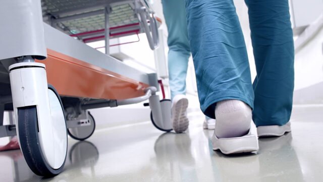Überstun­den statt neuer Arbeits­kräfte