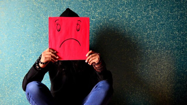 Wie ein schwar­zer Vorhang: 5 Fakten zu Depres­sion
