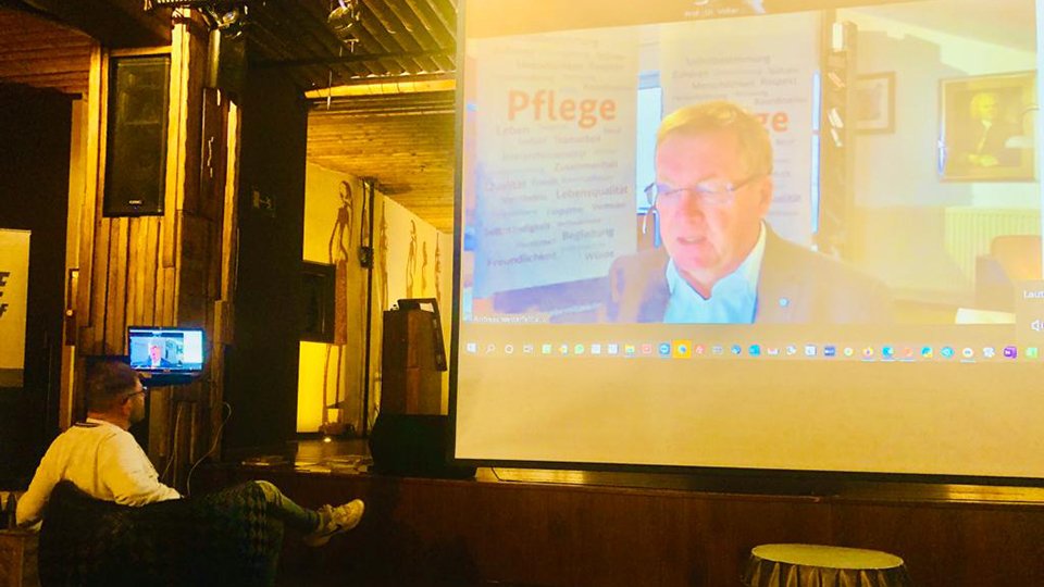 StS Andreas Westerfellhaus, Pflegebevollmächtigte der Bundesregierung, bei der Live-Videokonferenz auf der Winterakademie 2021