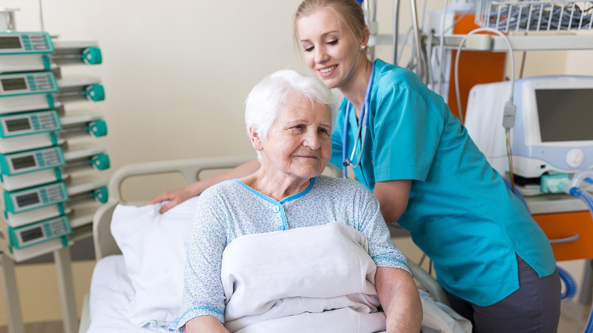 Versorgung einer Patientin im Krankenhaus. (Symbolbild)