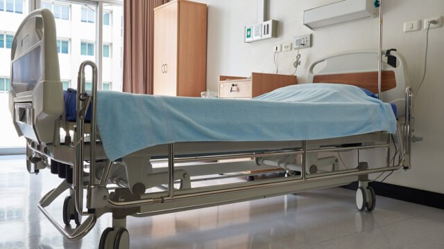 Sturz einer adipö­sen Patien­tin von einer Behand­lungs­liege