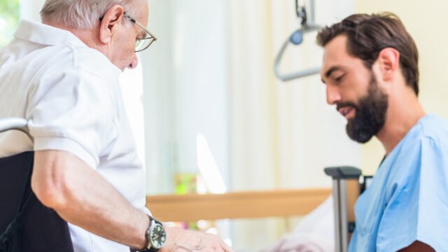 Knapp sechs Millio­nen unbezahlte Überstun­den in der Alten­pflege