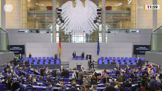 Bundes­tag beschließt einrich­tungs­be­zo­gene Impfpflicht