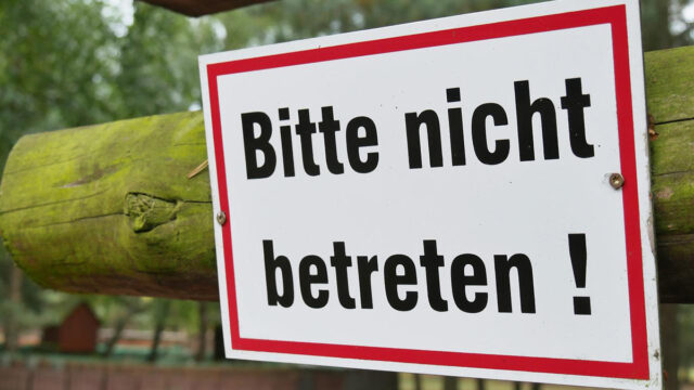 Branden­burg: Betre­tungs­ver­bot für Gesund­heits­per­so­nal erstma­lig angewen­det!