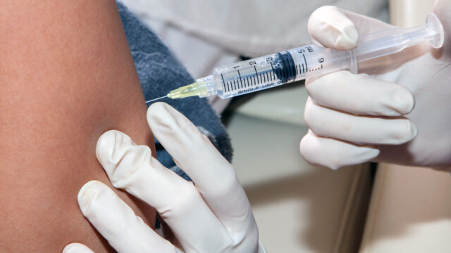 Fenta­nyl: Sanitä­ter injiziert eigen­mäch­tig Betäu­bungs­mit­tel