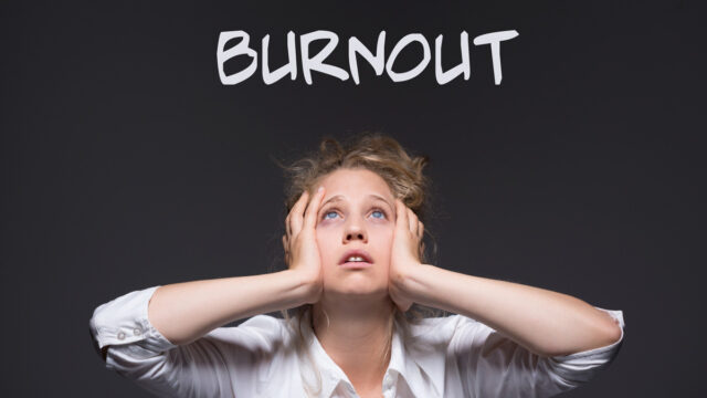 Burnout: Über drei Viertel der Pflegen­den in Heimen leiden an Sympto­men!