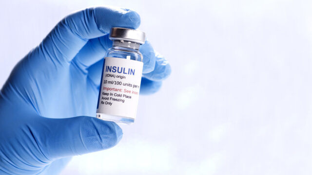 Pflege­hel­fe­rin verab­reicht tödli­che Menge Insulin