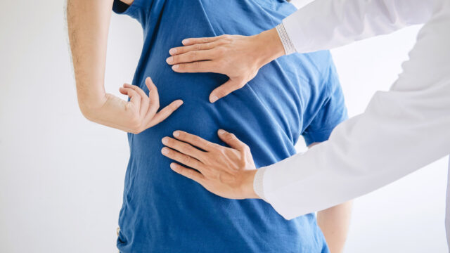Rücken­schmer­zen: Schwa­che Rumpf­mus­ku­la­tur ist verant­wort­lich!