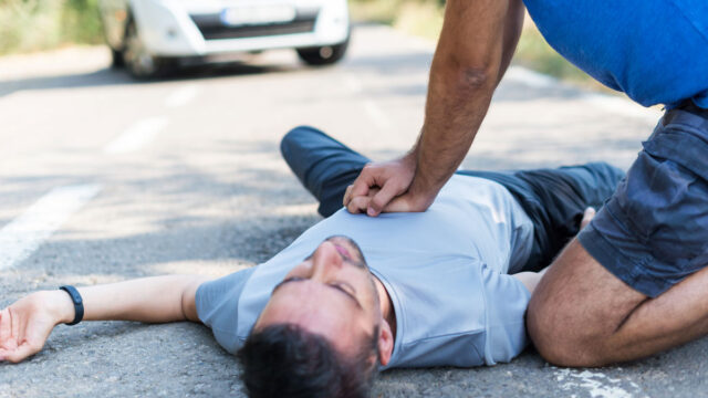 Erste Hilfe bei Notfall: Was passiert, wenn Ersthel­fer Fehler machen?