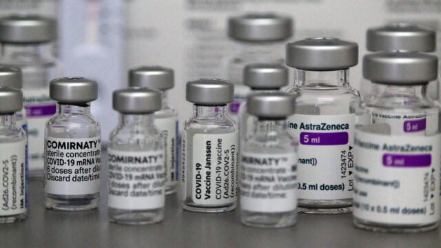 Ist das Haftungs­pri­vi­leg für Impfstoff­her­stel­ler ungerecht und verfas­sungs­wid­rig?