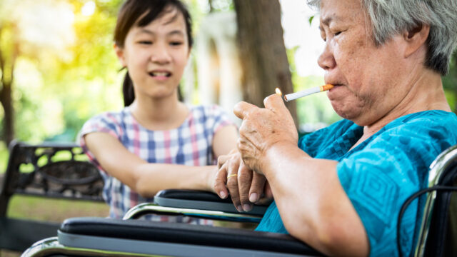 Raucher:innen mit Pflege­be­darf – zahnme­di­zi­ni­sche Heraus­for­de­run­gen